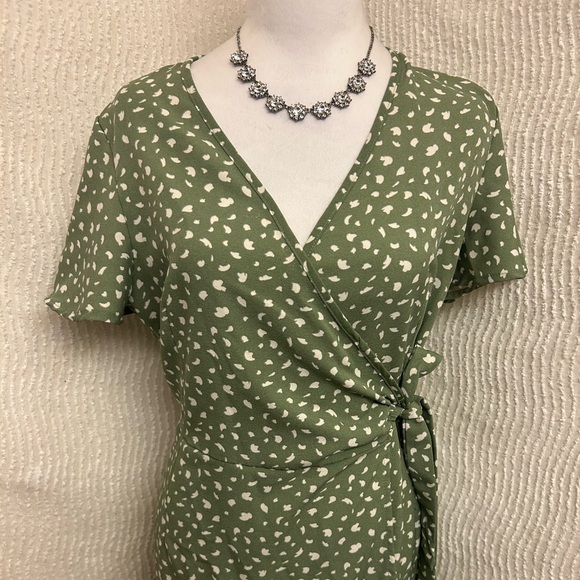 naggoo Green Wrap Dress White Print Size Medium Short Summer Ruffle Hem Flowy - Picture 2 of 12